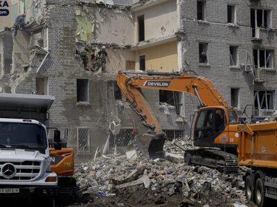 Рятувальники продовжують пошуки людей під завалами двох будинків у Києві: вже розібрали понад 1700 тонн конструкцій