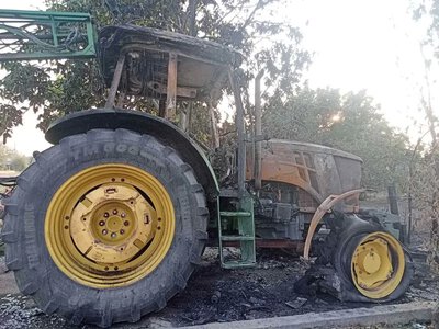 У Бериславському районі дрон РФ спалив трактор John Deere