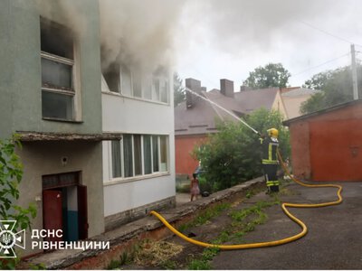 У Рівному рятувальники загасили пожежу в багатоквартирному будинку та врятували двох людей