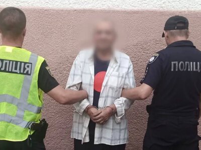 На Берегівщині чоловік намагався вбити сусіда сокирою: його затримала поліція