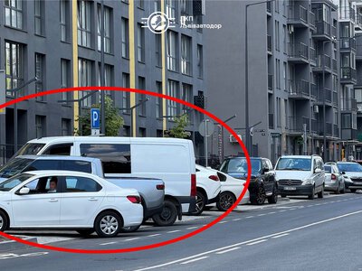На вулиці Залізничній деякі водії паркуються з порушеннями