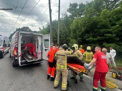 Масштабна ДТП поблизу Франківська: 15 людей у лікарні, водія вирізали з понівеченого авто