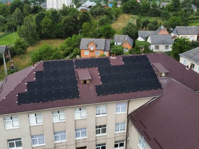 Школа на Закарпатті отримала власну сонячну електростанцію: проєкт уже допомагає громаді економити