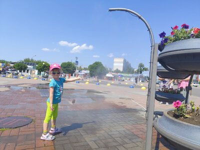 У Каневі встановили водяну рамку, щоб допомогти містянам пережити спеку
