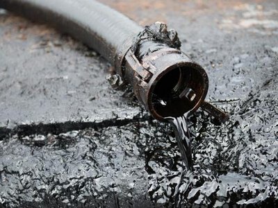 Ціна на російську нафту Urals впала в 2,5 раза