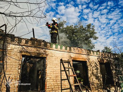 У Лозовій після удару російського дрона врятували з-під завалів п'ятьох людей, серед них — двоє дітей