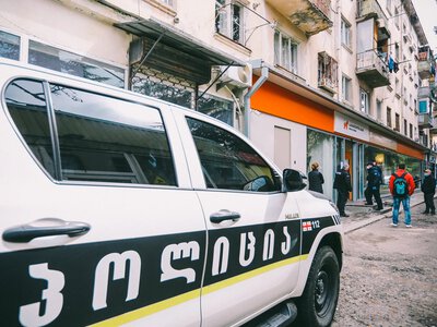 У Грузії чоловік у військовій формі з рушницею увірвався до банку і відкрив стрілянину