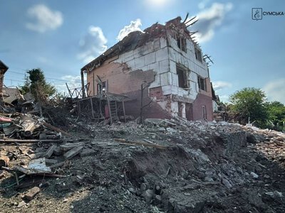 Росіяни скинули авіабомби на житлові будинки в Сумах: загинула жінка, є постраждалі