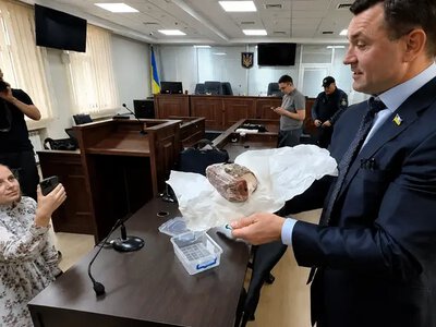 Грошей «нема», але сало є: Тищенко влаштував дивний перформанс у ВАКС