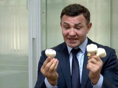 Тищенко після судового засідання показав журналістам сало та часник