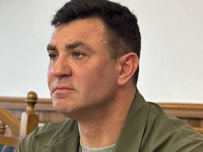 У Києві ветеран ЗСУ закидав помідорами Миколу Тищенка