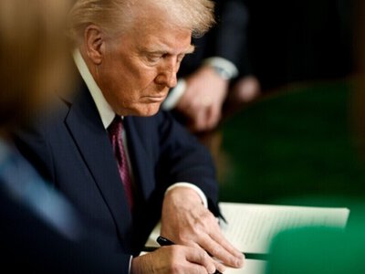 У США вперше надрукують долари з підписом чинного президента: Трамп показав нову банкноту