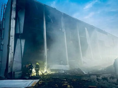 РФ вдарила по цивільному об’єкту на Одещині: горіли склади з продуктами