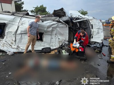  Дев’ятеро загиблих: маршрутний Mercedes перекинувся та вилетів під вантажівку на трасі Одеса — Миколаїв 
