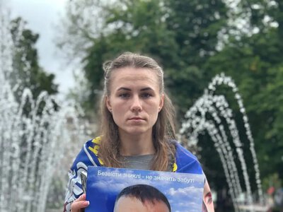 «Всі мають бути вдома». У Кременчуці під час хвилини мовчання провели акцію на підтримку полонених і зниклих безвісти