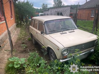 На Хмельниччині під колесами автомобіля на власному подвір’ї загинув 90-річний чоловік