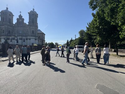 У Городенці люди перекрили вулицю. Вимагають відремонтувати майже 800 метрів дороги