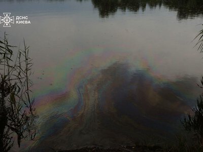 Після масованого обстрілу РФ з Кирилівського озера в Києві відкачали 25 кубометрів пально-мастильних матеріалів