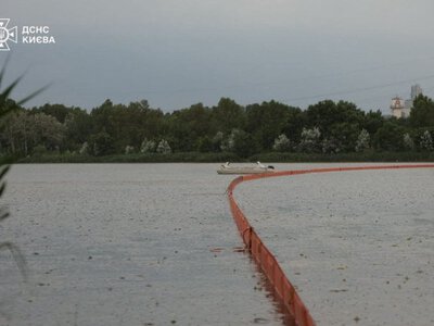 У Києві продовжують чистити озеро Кирилівське, забруднене через атаку РФ