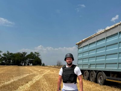 «Знищили майже все»: російські дрони спалили фермерську перевалку на Бериславщині, аграрії збирають урожай під обстрілами