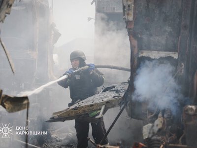 Російський безпілотник вдарив по підприємству в Харкові: горіли вантажівки та причепи (відео)