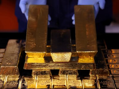Золото стрімко дорожчає: інвестори посилюють попит на тлі глобальної турбулентності