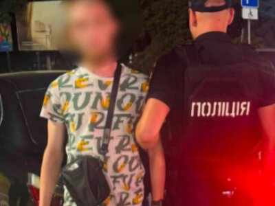 Наркотики і порожні зіп-пакети: в Ужгороді затримали водія BMW (ФОТО)