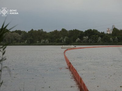Мінекономіки: Через атаку РФ у Києві понад 350 тонн нафтопродуктів та емульсії потрапили у Кирилівське озеро