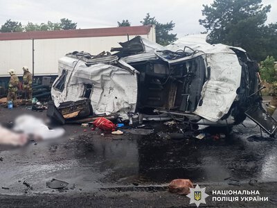 Обставини зіткнення пасажирського мікроавтобуса з вантажівкою на Миколаївщині