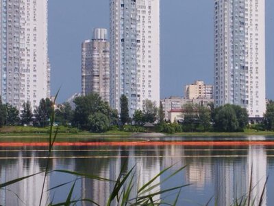 У Києві ліквідовують масштабне забруднення Кирилівського озера після атаки рф: потрапило понад 350 тонн нафтопродуктів