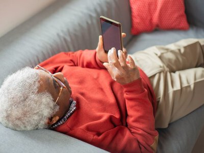 Дешевий зв’язок для людей 55+: що пропонують Київстар, Vodafone та lifecell
