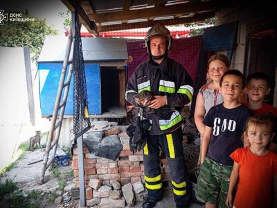 На Київщині рятувальники дістали кошеня з 20-метрового колодязя