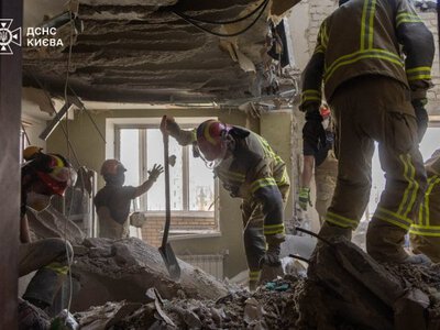 У Києві завершили рятувальні роботи на місці влучання у 16-поверховий будинок у Дарницькому районі