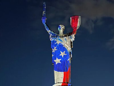 Монумент Батьківщина-мати у Києві підсвітили кольорами прапора США до 250-річчя незалежності