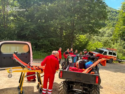 На Львівщині рятувальники евакуювали з гори Парашка травмованого туриста