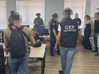 Крипто-розвод на мільйони: у Львові викрили підпільний call-центр шахраїв