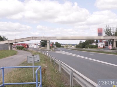 У Чехії хочуть знести два пішохідні мости над трасою D6, місцеві бояться ізоляції сіл