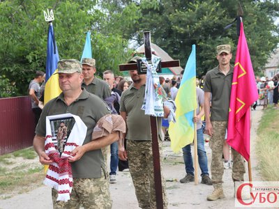 Слободище провело 28-річного Віктора Олександровича: його дорогу встелили квітами