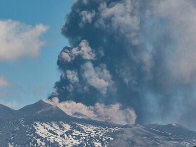 Etna викинула попіл: на Sicilia ввели обмеження в повітряному просторі після викиду попелу