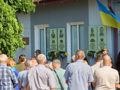 В Опришівцях відкрили анотаційну дошку полеглому захиснику Андрію Літанюку