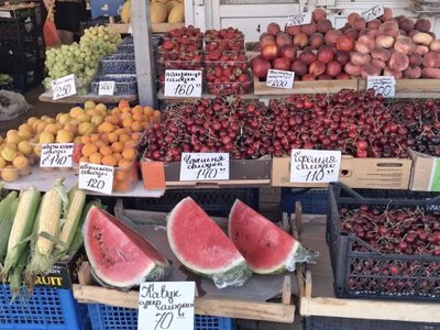 Лохина по 500, вишня по 100: які ягоди продають на Житньому ринку у Житомирі