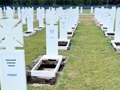 У НВМК назвали провали біля могил після зливи “природним просіданням”