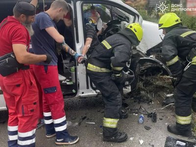 У Дніпрі Mercedes-Benz Vito врізався в електроопору: водія затисло у салоні