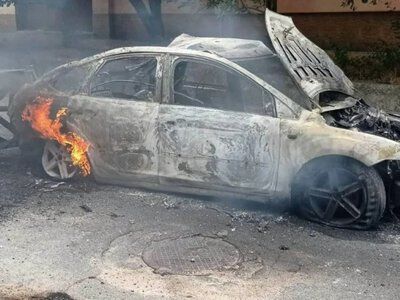 Російські дрони атакують автомобілі в центрі Херсона: двоє чоловіків постраждали