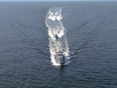 У Києві до Дня Військово-морських сил розгорнули найбільший прапор ВМС та провели маневри річкової флотилії