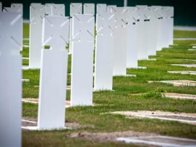 Після сильних дощів на військовому меморіальному кладовищі проводять вирівнювання місць поховань