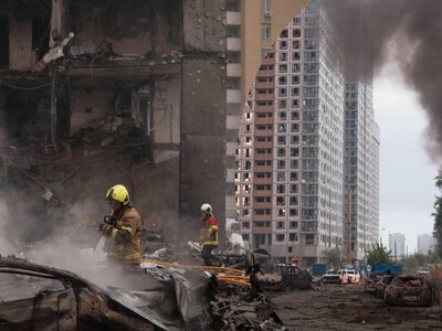 Зруйновано щонайменше 7 багатоповерхівок: у ДСНС показали фото понівеченого внаслідок атаки Києв
