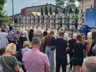 «Алея надії»: у громаді на Тернопільщині відкрили меморіальний простір на честь зниклих безвісти воїнів