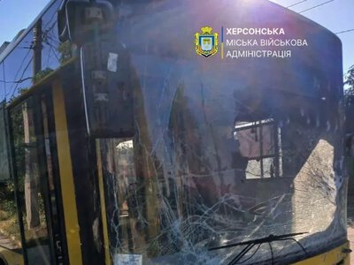Російський дрон вдарив по тролейбусу в Корабельному районі Херсона