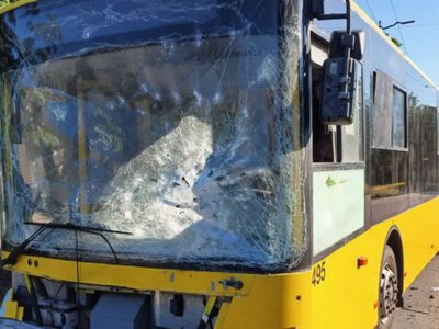Російські військові атакували тролейбус у Корабельному районі Херсона